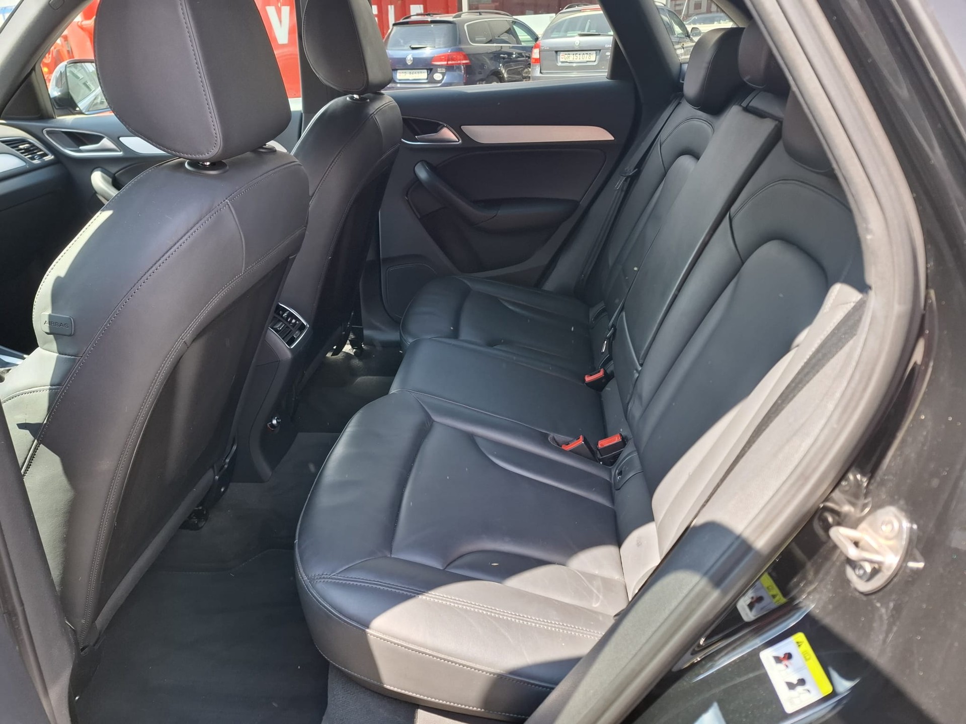 AUDI Q3 2.0 TDI design quattro S-tronic-image-8