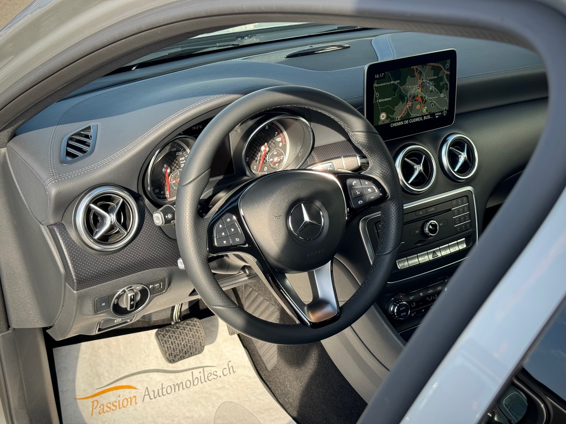 MERCEDES-BENZ A 180 Urban 7G-DCT - Véhicule Suisse (CH)-image-4