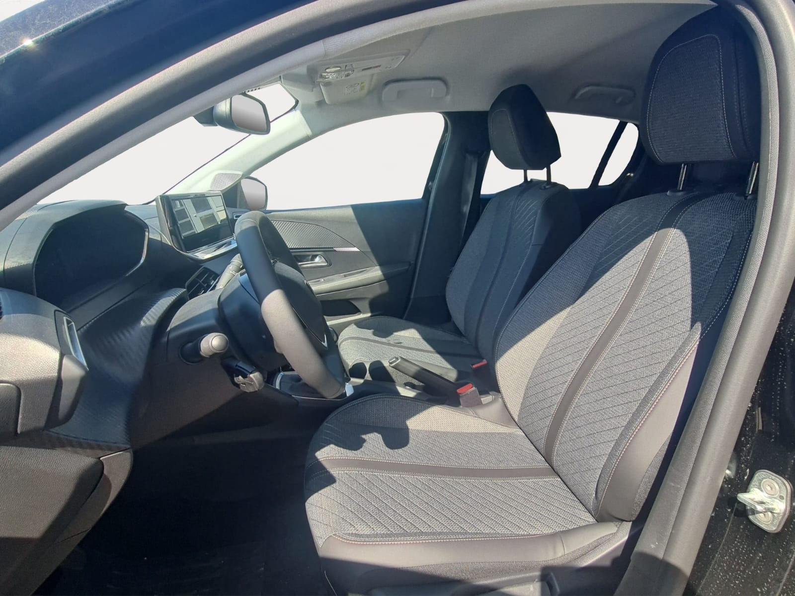 PEUGEOT 208 1.2 PureTech Allure-image-12