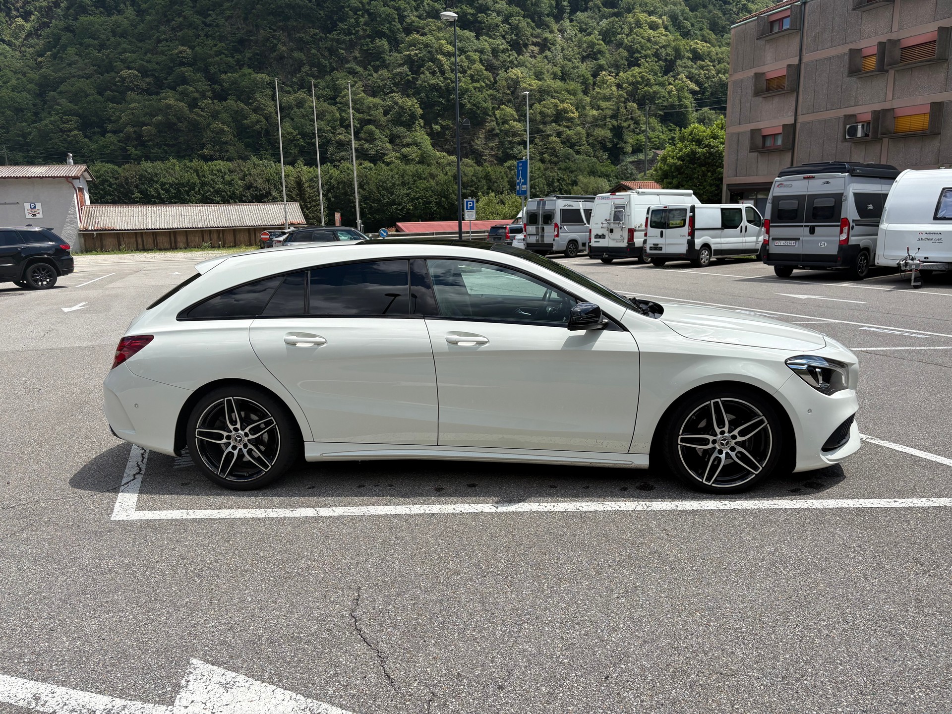 MERCEDES-BENZ CLA Shooting Brake 200 CDI AMG Line 4Matic 7G-DCT-image-2
