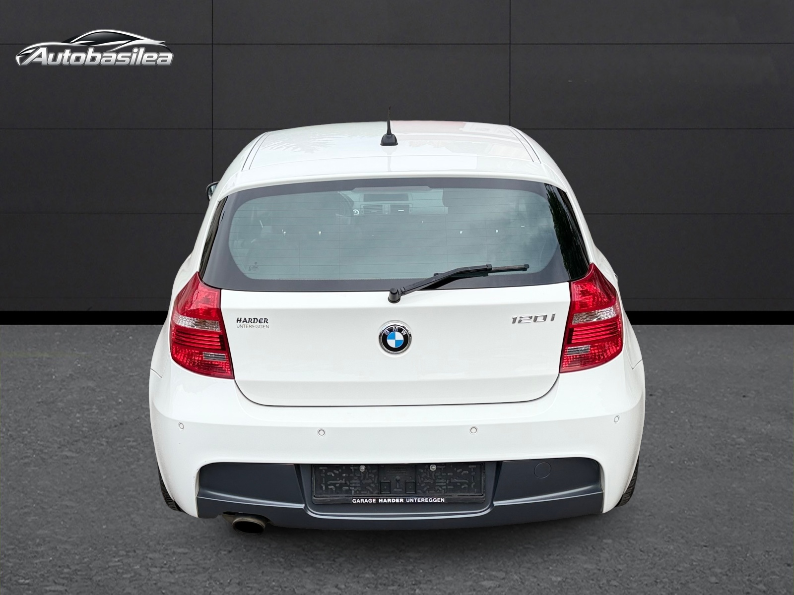 BMW 120i M Paket Dynamic Edition-showroom-element-3