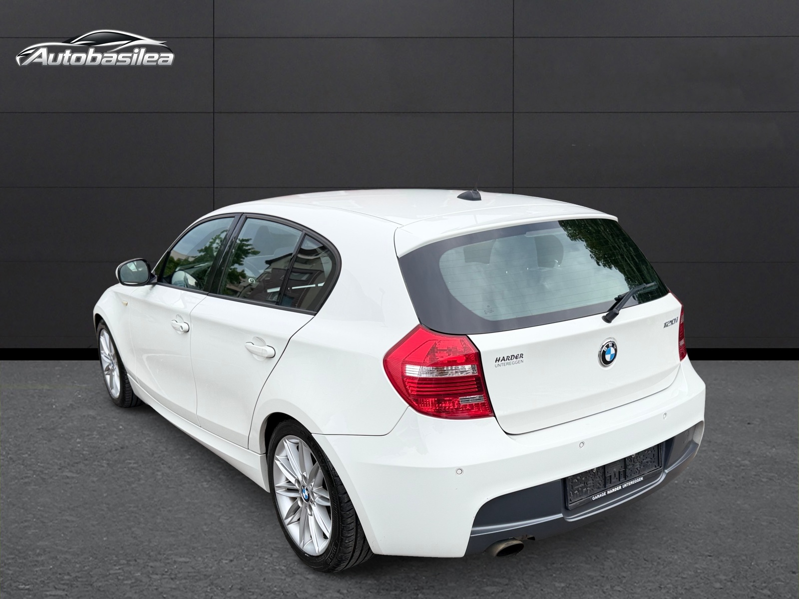 BMW 120i M Paket Dynamic Edition-showroom-element-2