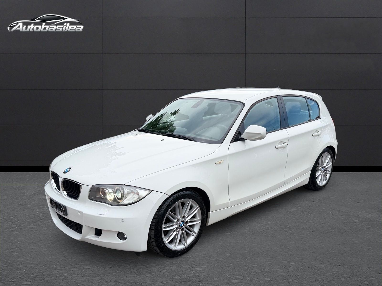 BMW 120i M Paket Dynamic Edition-showroom-element-1