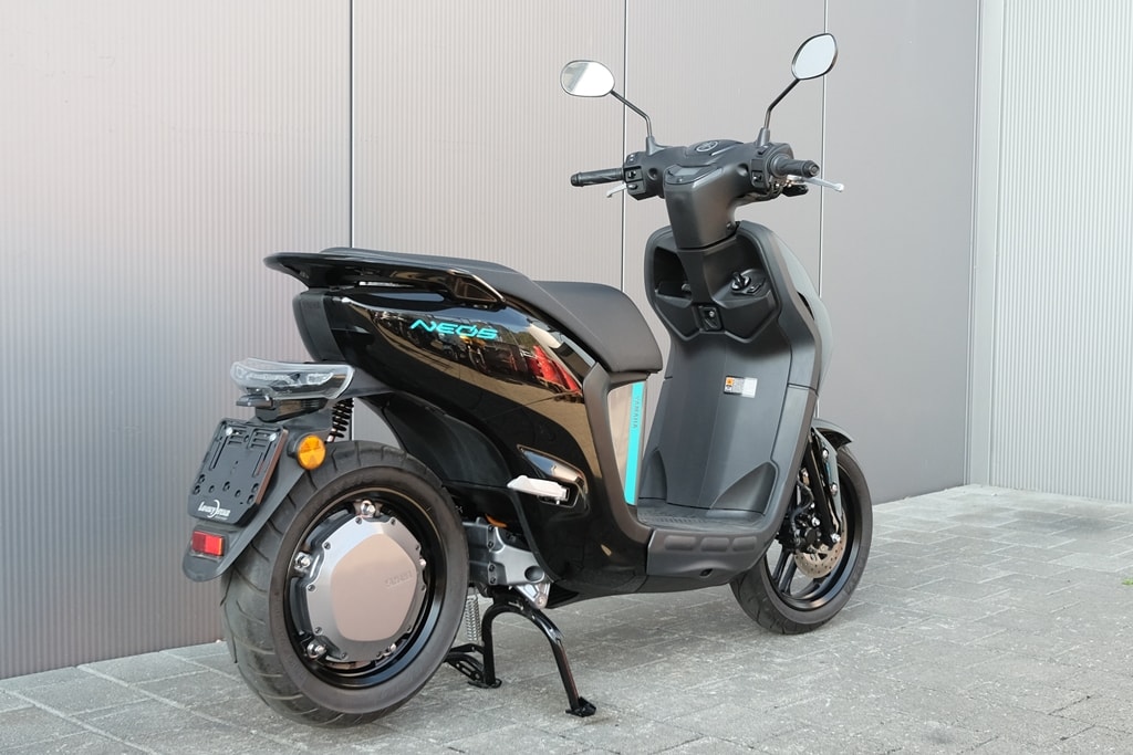 YAMAHA NEO's EV Dual Battery-showroom-element-1
