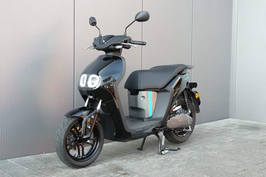 YAMAHA NEO's EV Dual Battery-showroom-element-3
