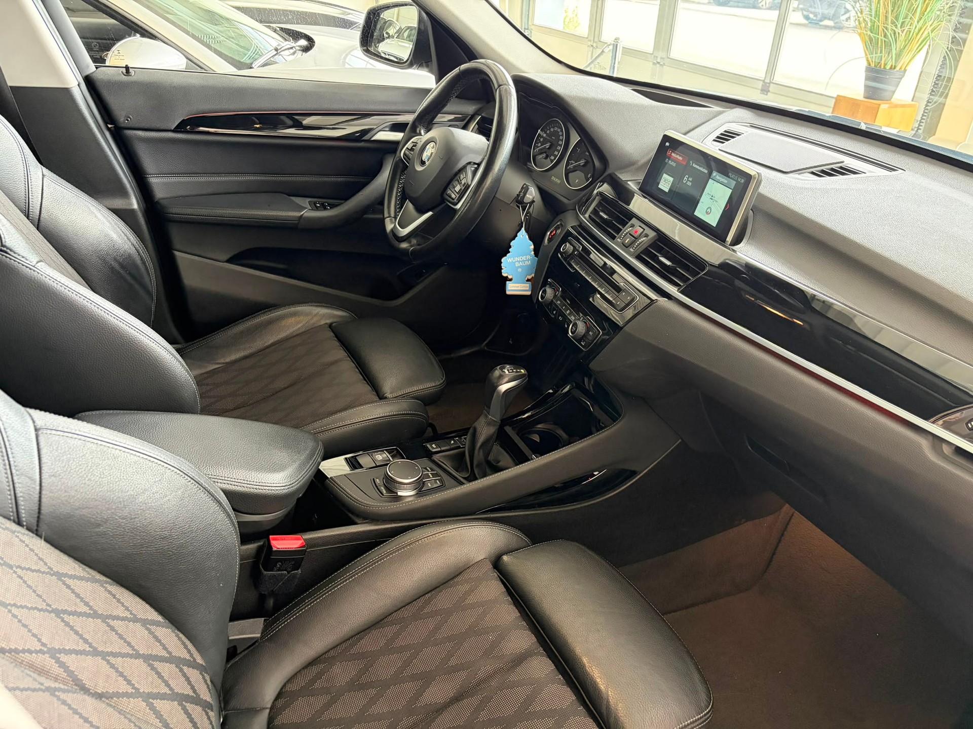 BMW X1 xDrive 18d xLine Steptronic-image-12