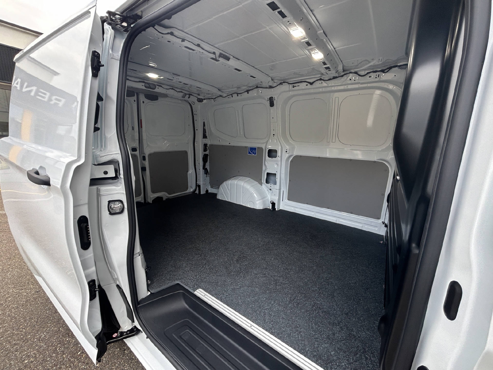FORD Transit Custom Van 320 L1 2.5 Duratec 233 Trend PHEV-image-13