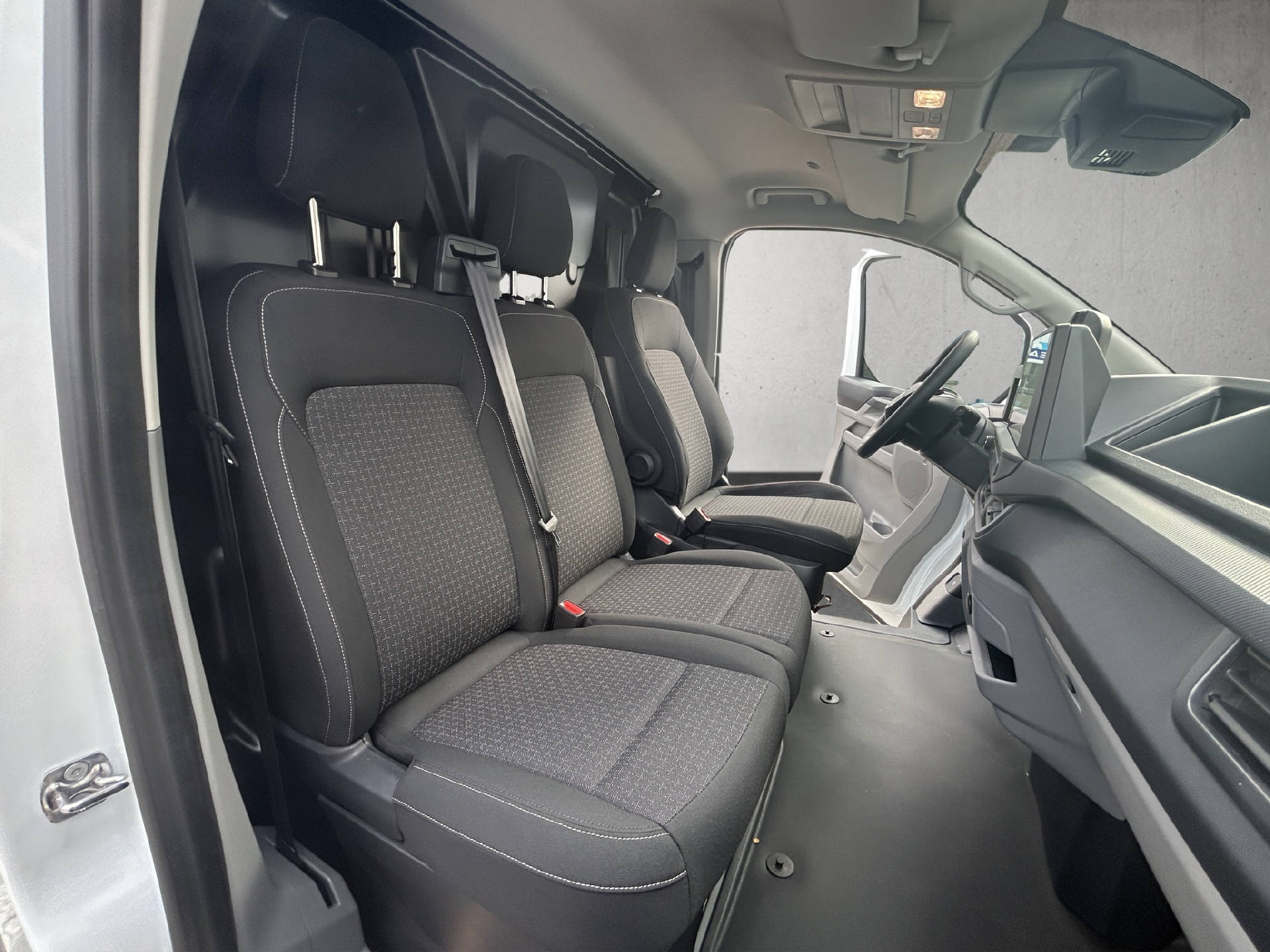 FORD Transit Custom Van 320 L1 2.5 Duratec 233 Trend PHEV-image-18