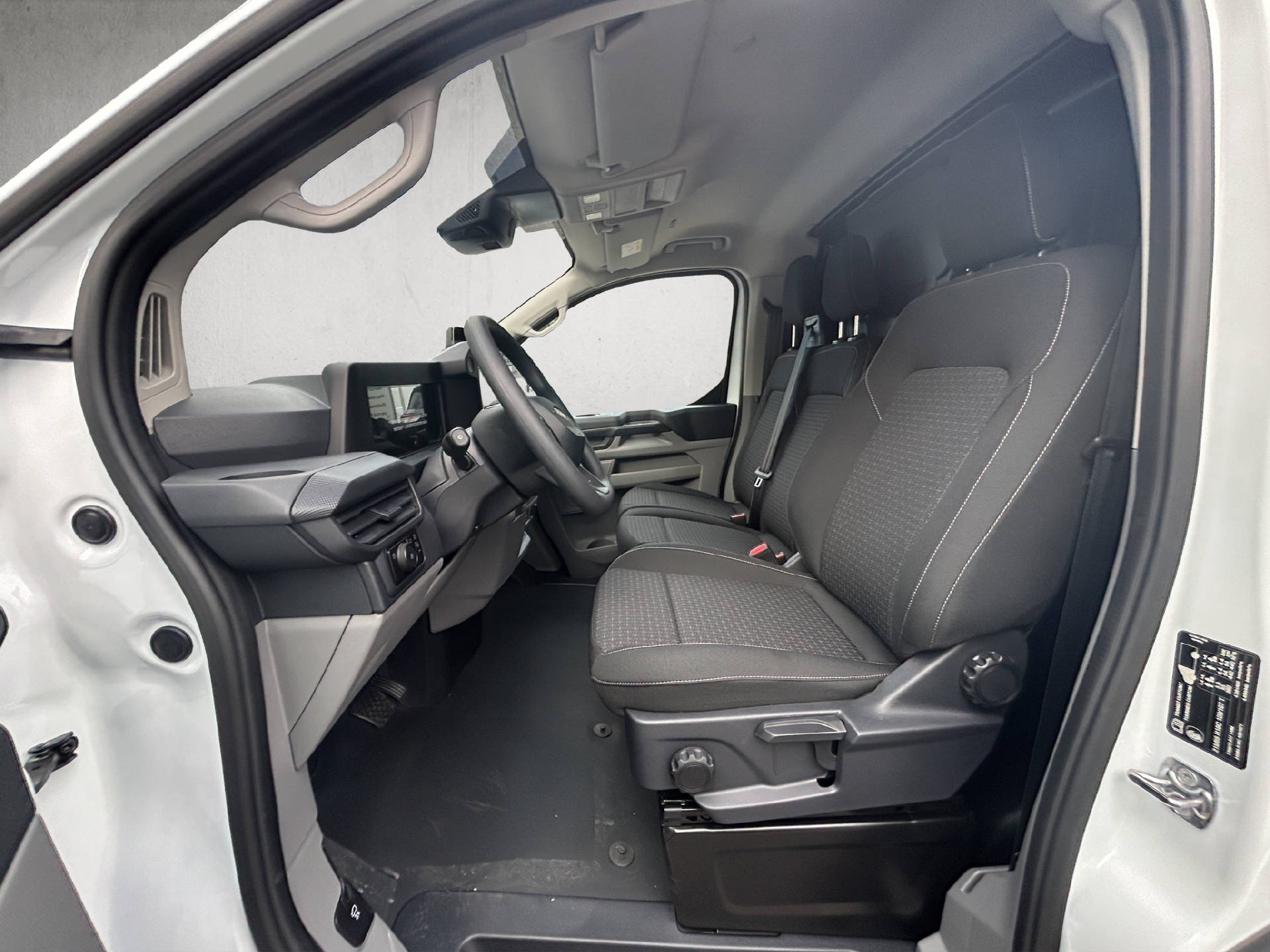 FORD Transit Custom Van 320 L1 2.5 Duratec 233 Trend PHEV-image-9