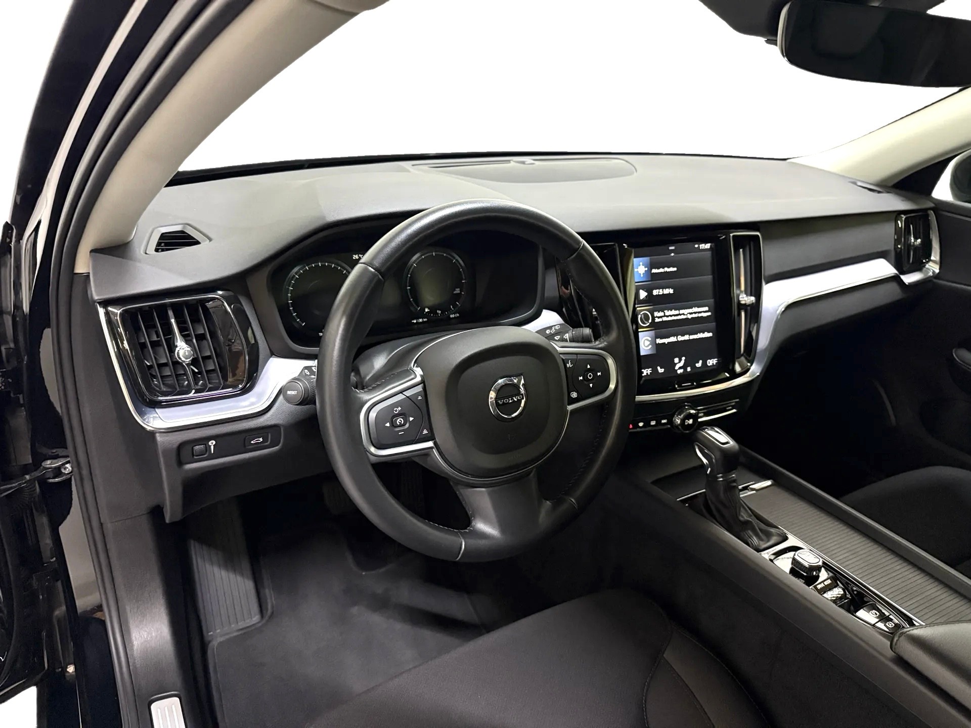 VOLVO V60 D3 Momentum Geartronic-image-13