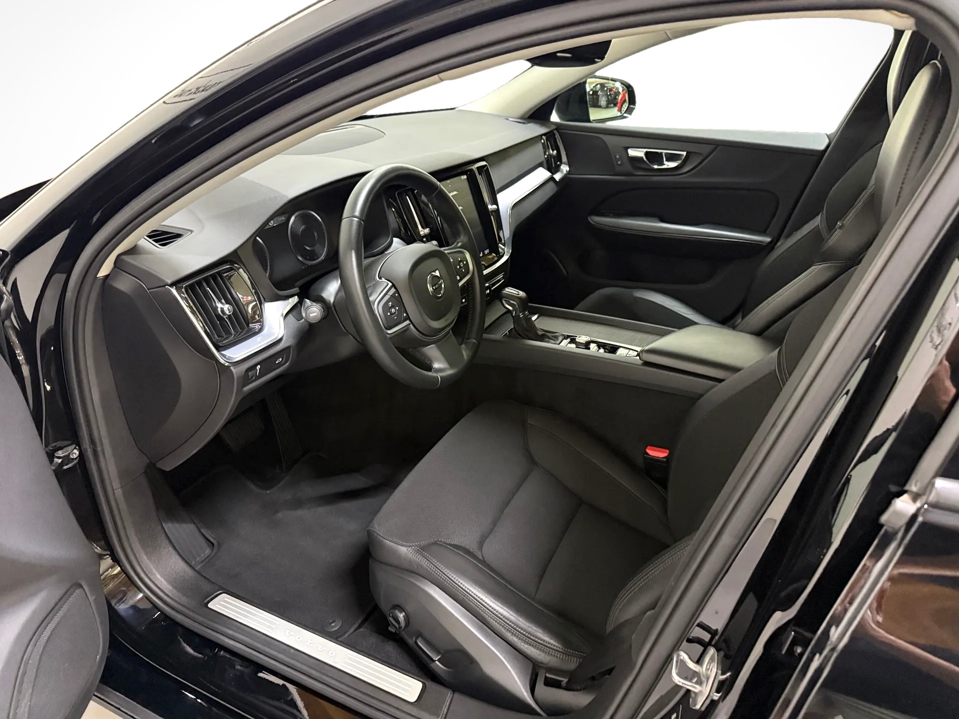 VOLVO V60 D3 Momentum Geartronic-image-11