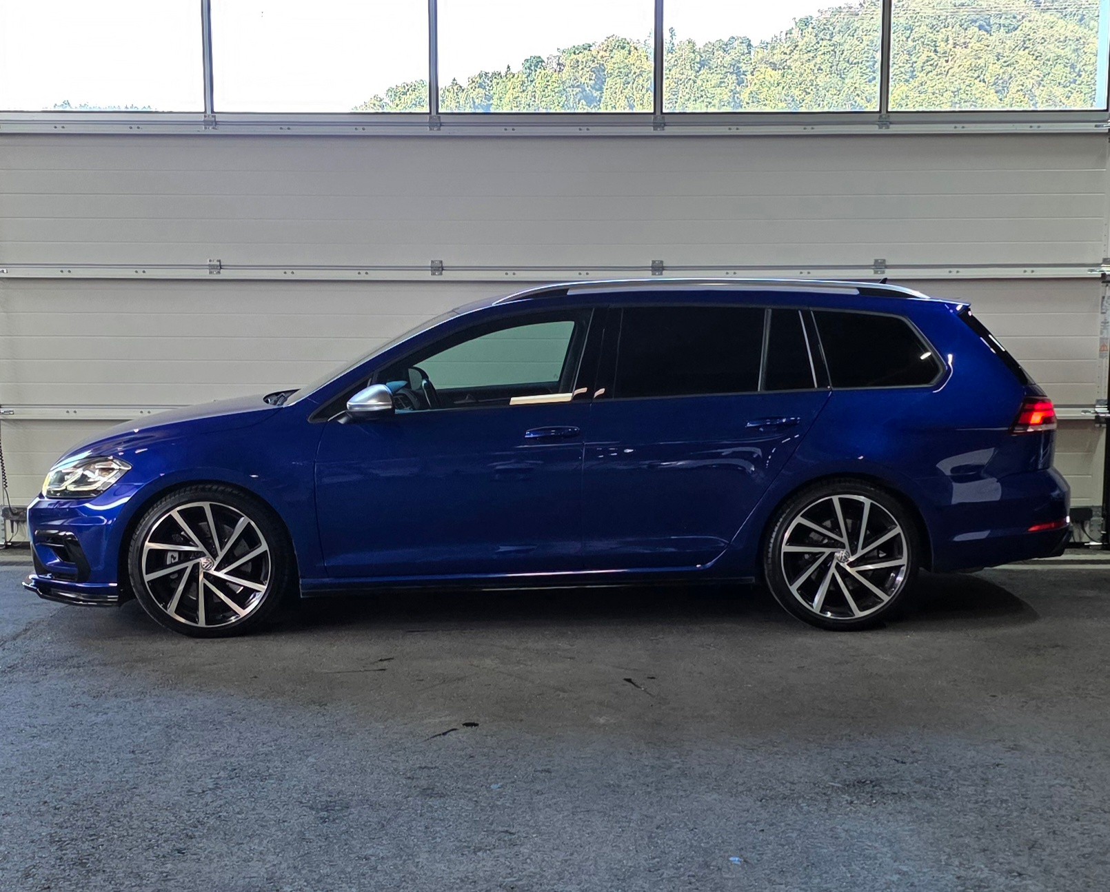 VW Golf Variant 2.0 TSI R 4Motion DSG-showroom-element-1
