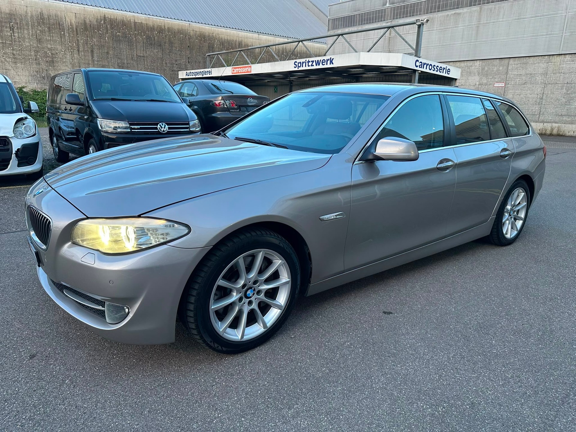 BMW 525d xDrive Touring Steptronic-showroom-element-1