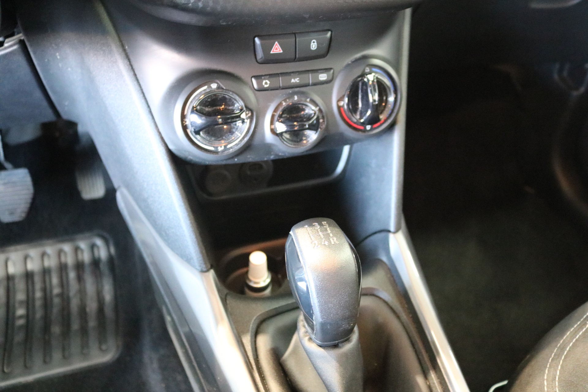 PEUGEOT 2008 1.2 PureTech Active-image-36