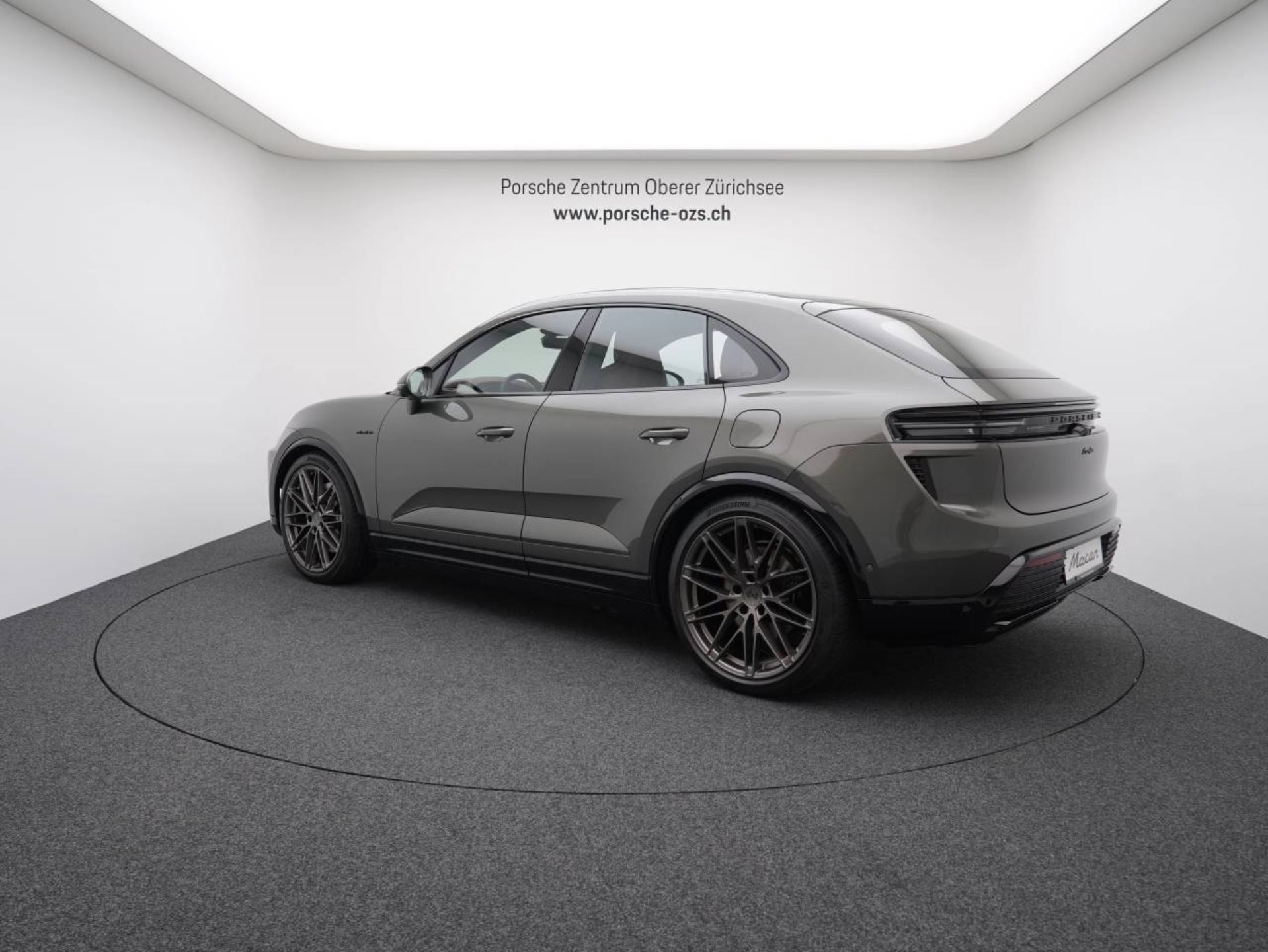 PORSCHE Macan Turbo-showroom-element-2