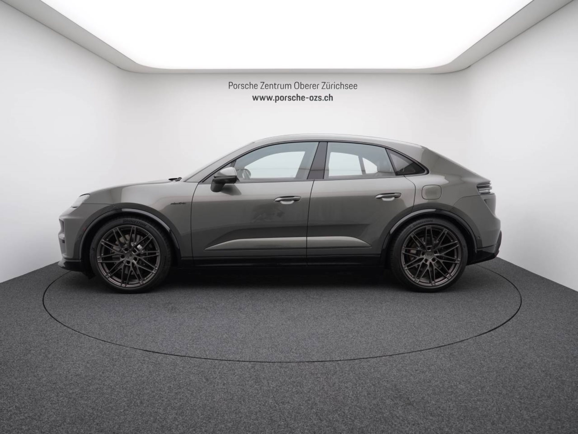 PORSCHE Macan Turbo-showroom-element-1