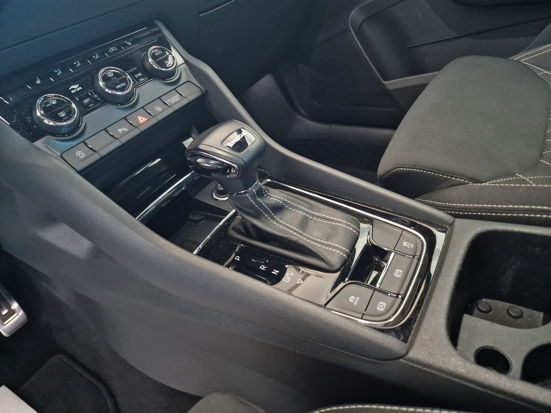 SKODA Karoq 1.5 TSI SportLine DSG 8xAlu AHK1.5t 24Mt Gara-image-21
