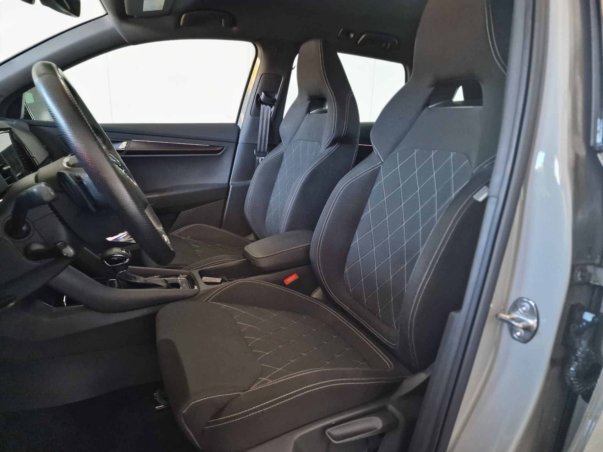 SKODA Karoq 1.5 TSI SportLine DSG 8xAlu AHK1.5t 24Mt Gara-image-12