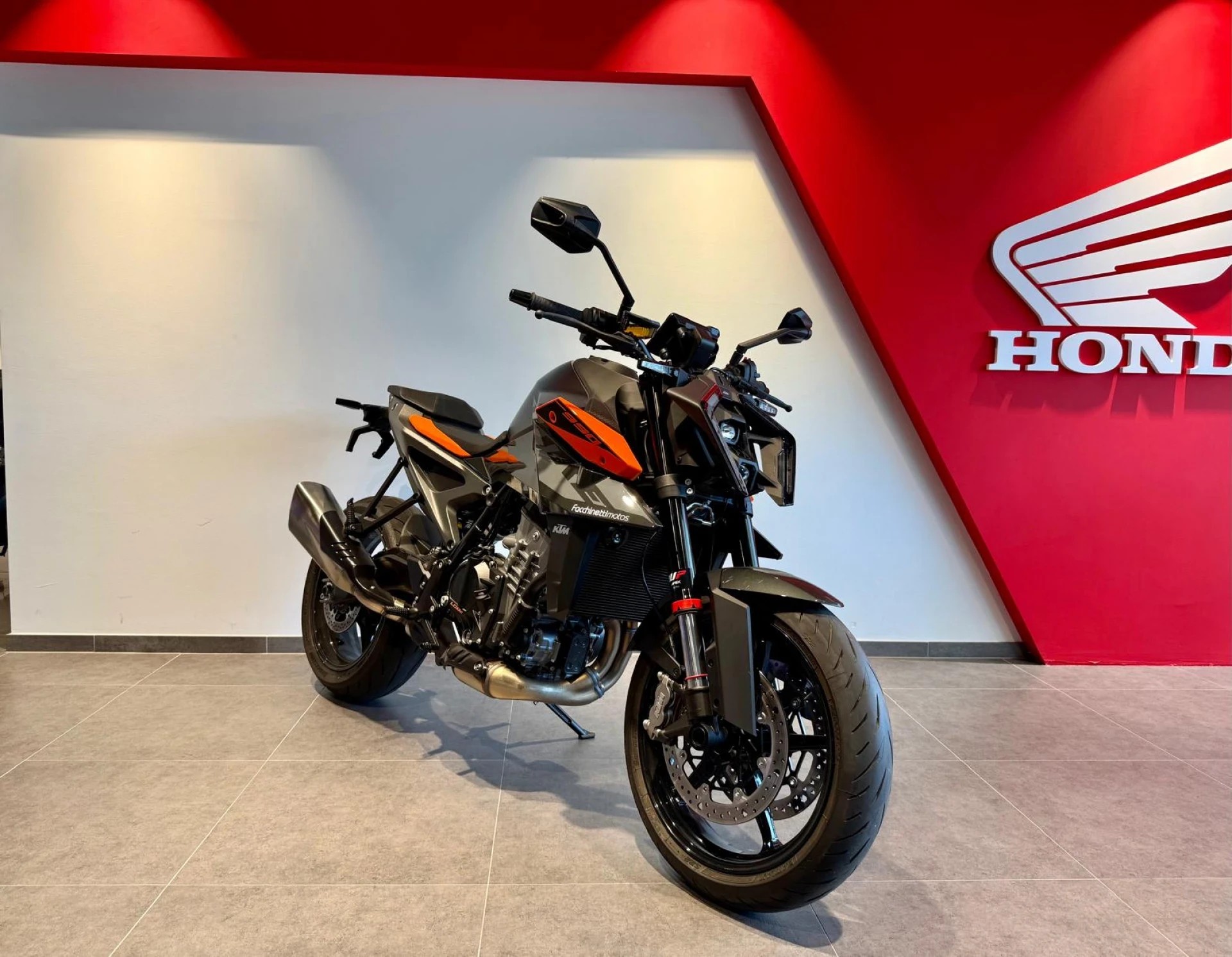 KTM 990 Duke-image-1