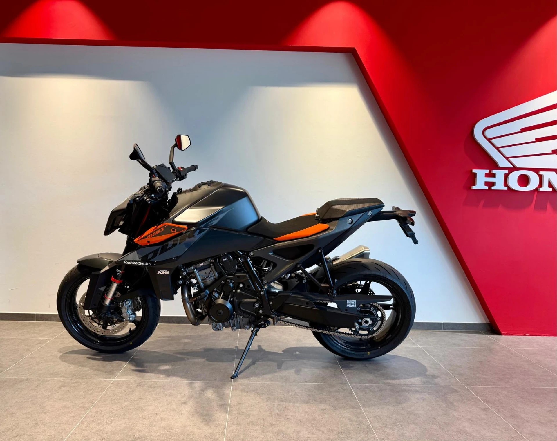 KTM 990 Duke-image-2