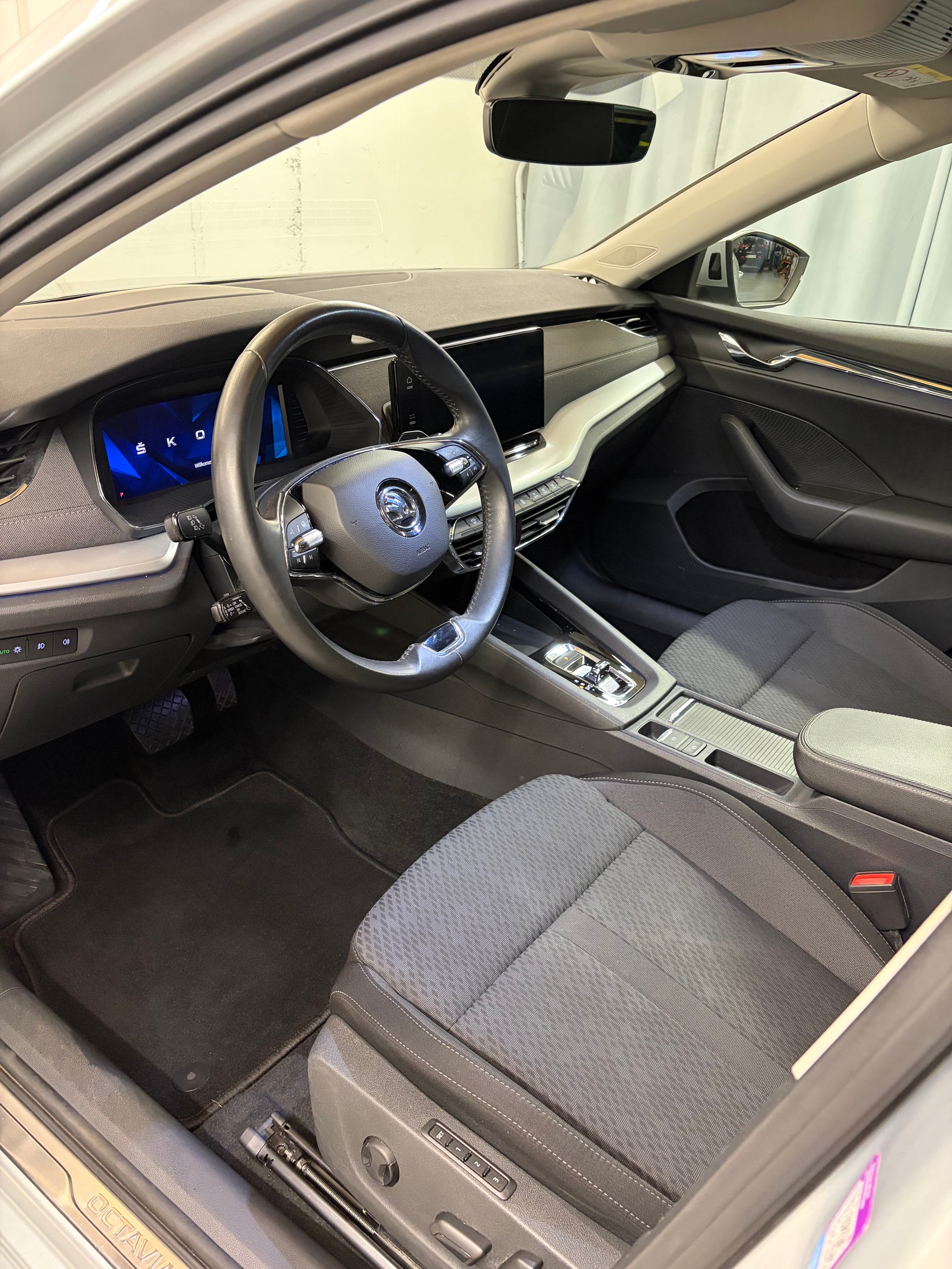 SKODA Octavia Combi 2.0 TDI DSG Style-image-8