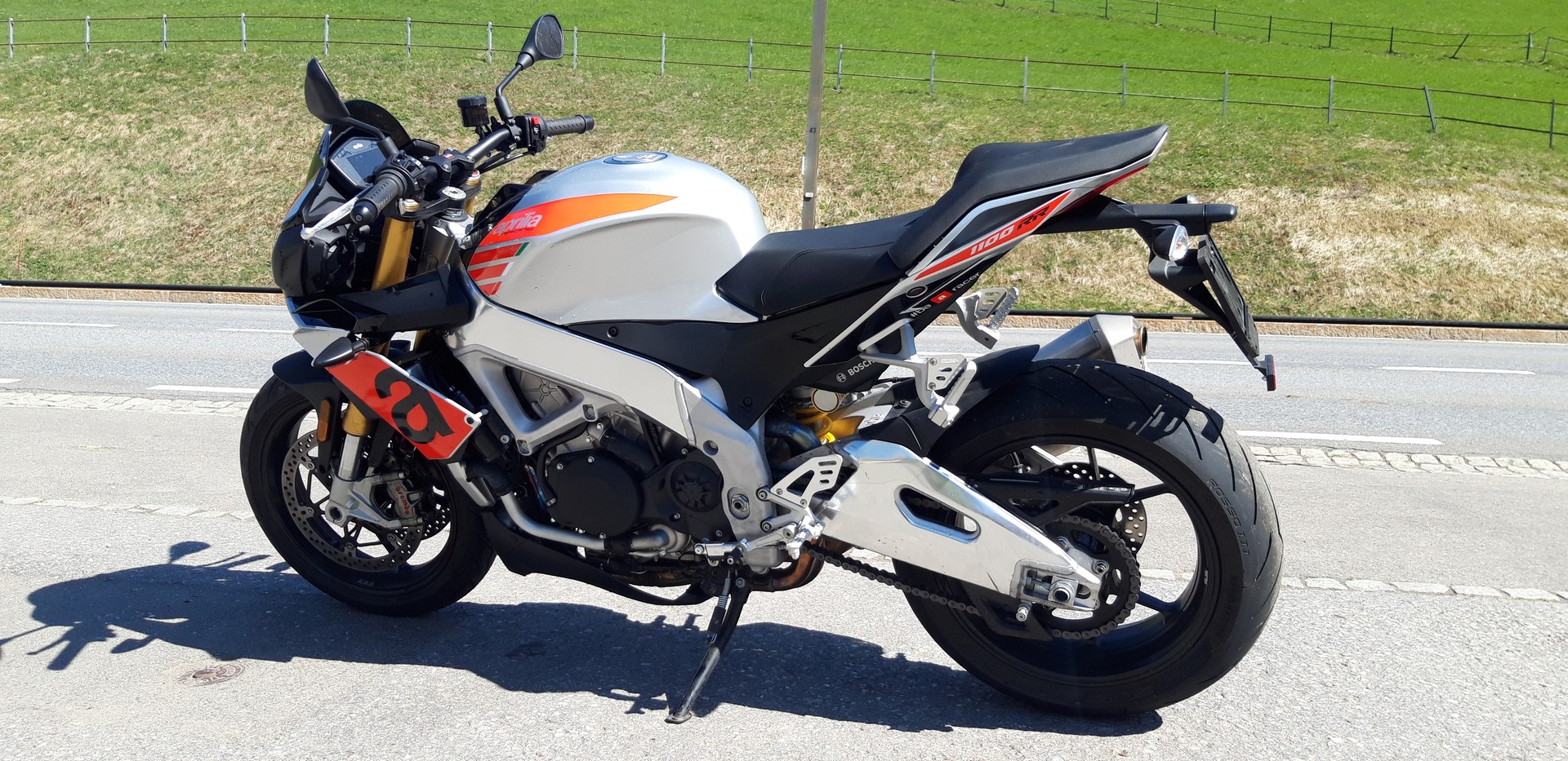 APRILIA Tuono V4 1100 RR-image-1