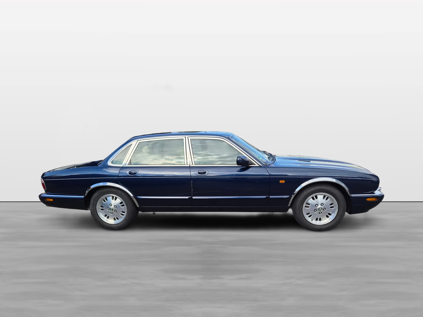 JAGUAR XJ 3.2 V8-showroom-element-1