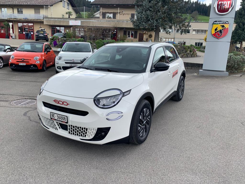 FIAT 600e Red-showroom-element-1