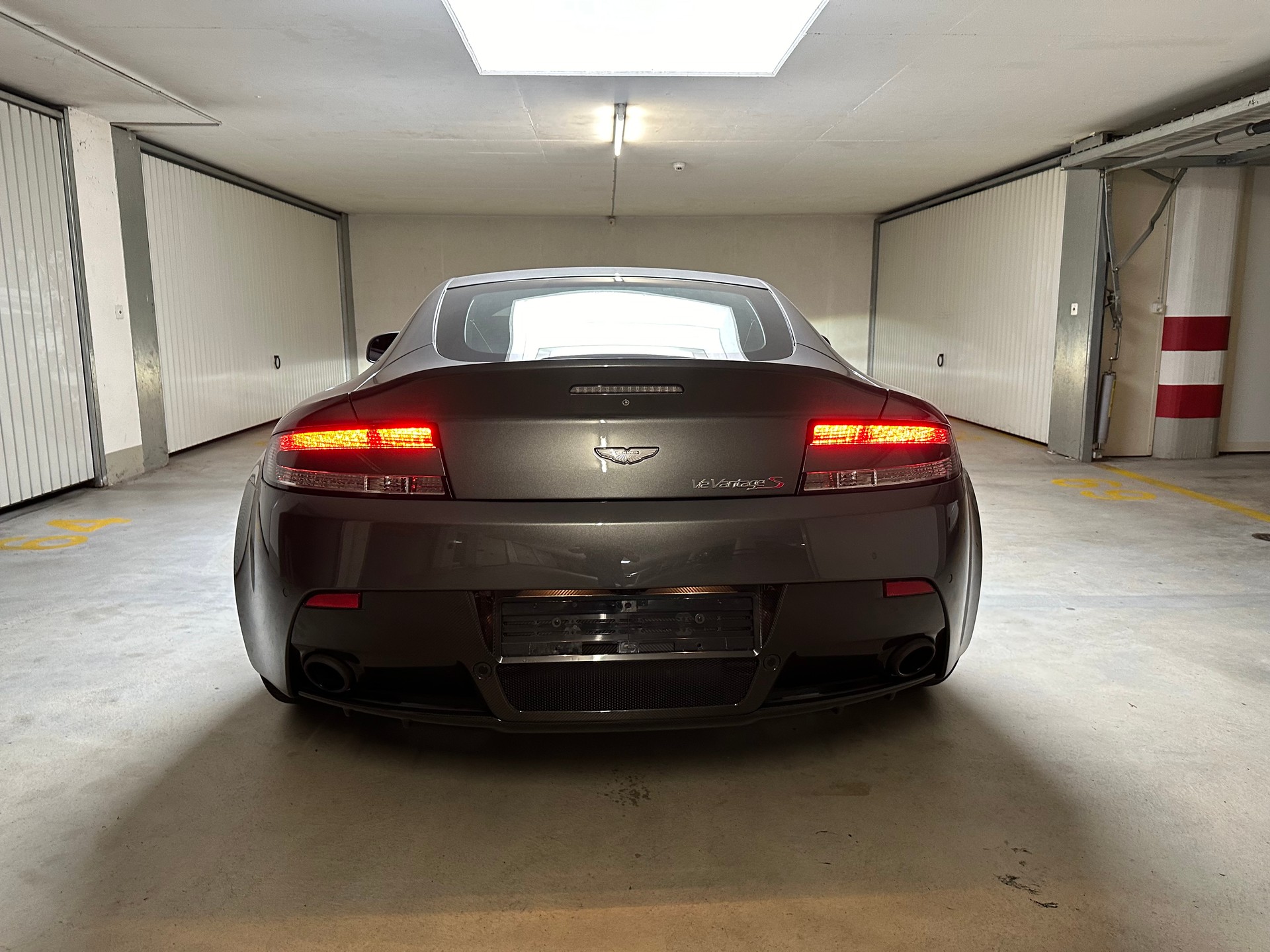 ASTON MARTIN V12 Vantage Coupé 6.0 S Sportshift-image-3
