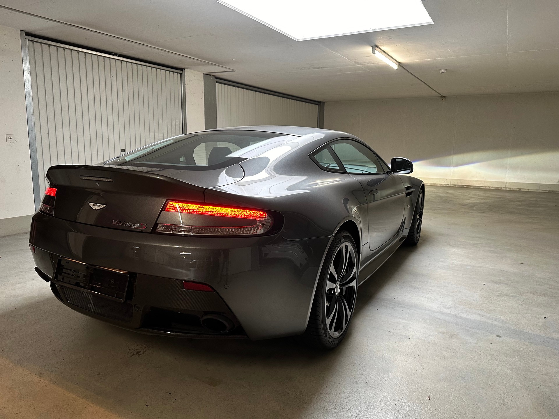 ASTON MARTIN V12 Vantage Coupé 6.0 S Sportshift-image-4