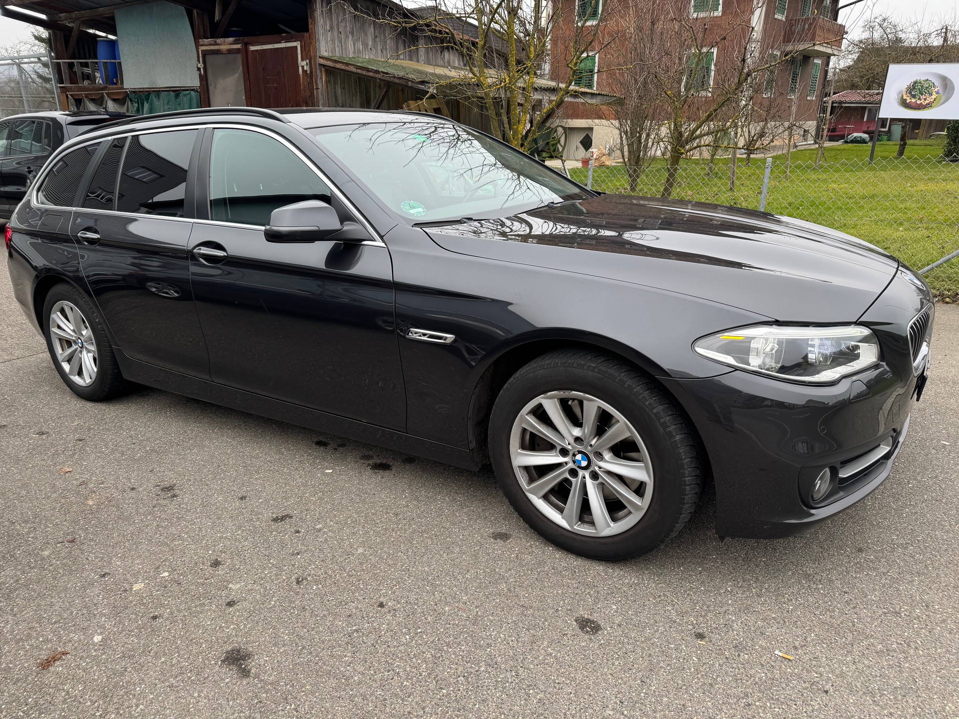 BMW 528i Touring xDrive Steptronic-showroom-element-2