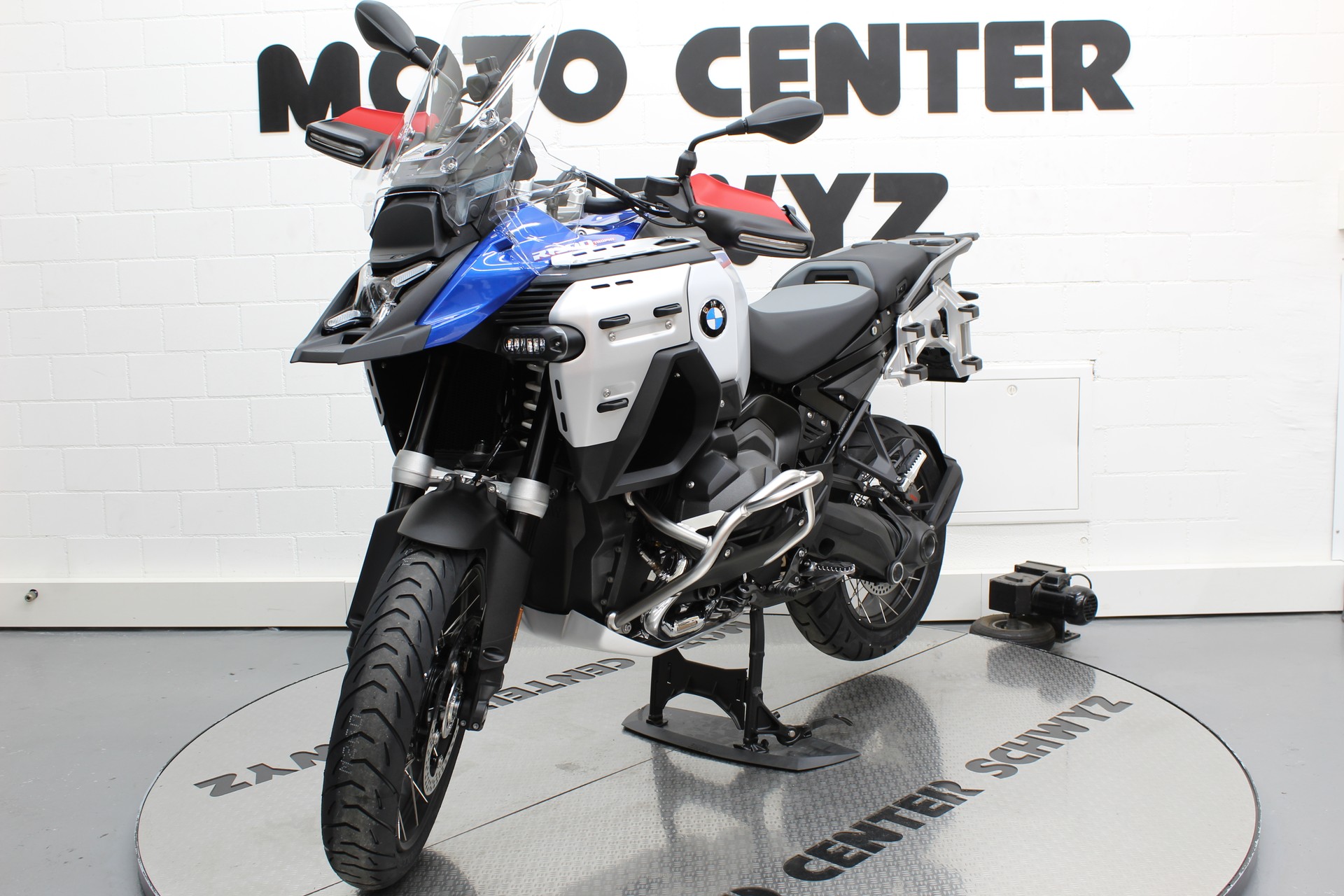 BMW R 1300 GS Adventure-image-2