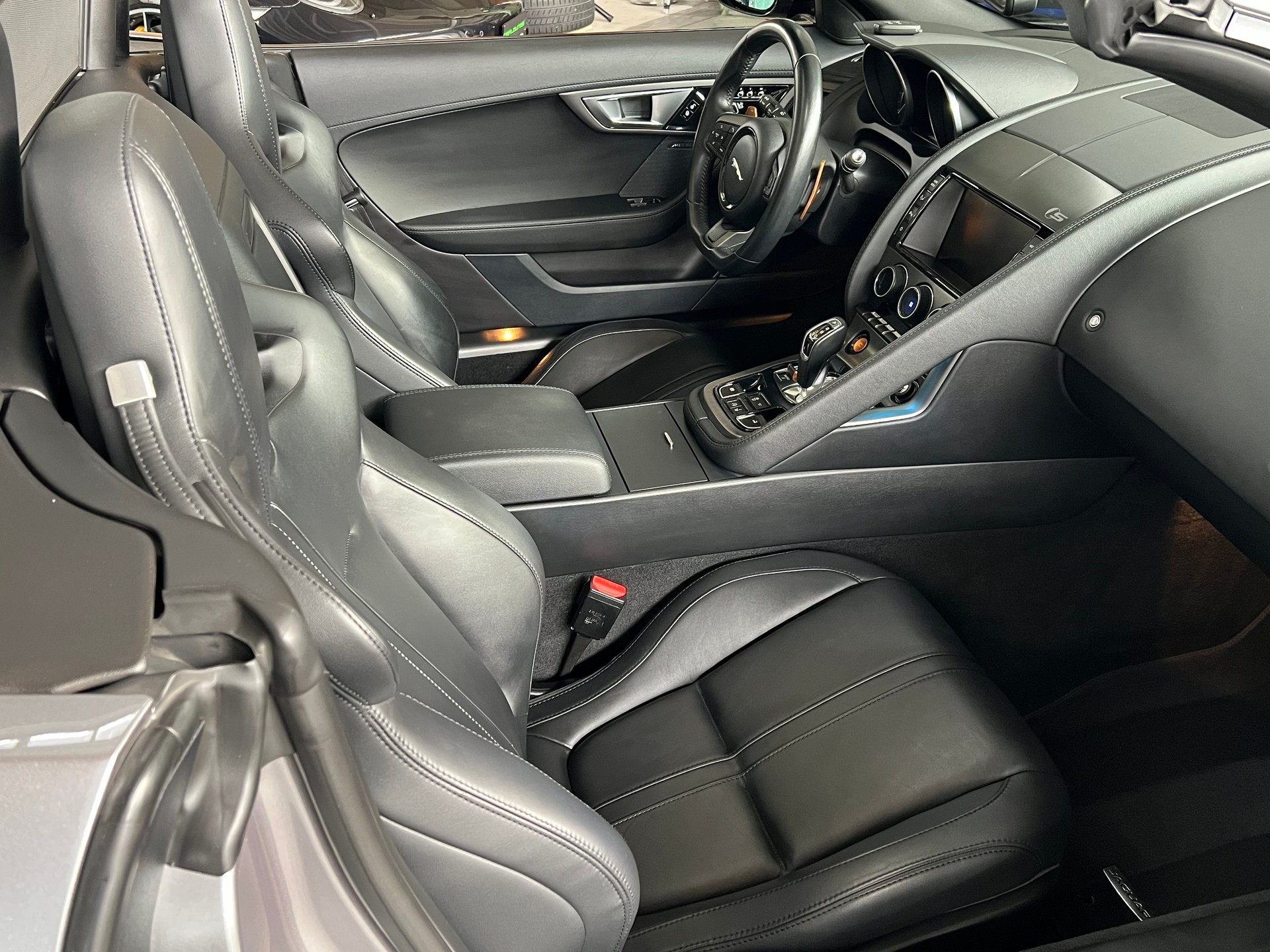 JAGUAR F-Type Convertible S 5.0 V8 S/C / Performance-Paket-showroom-element-3