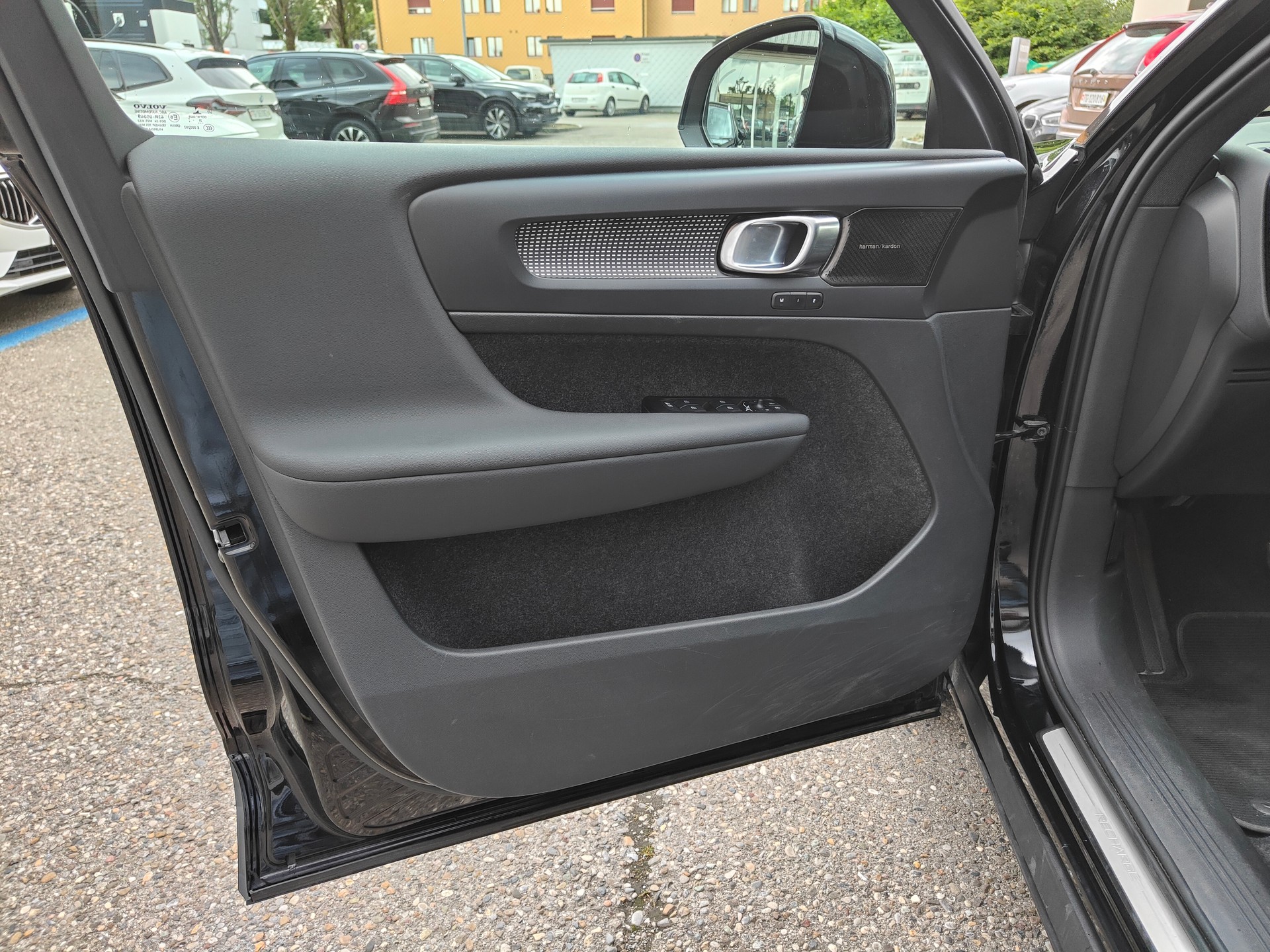 VOLVO XC40 P8 Twin Pro AWD-image-6