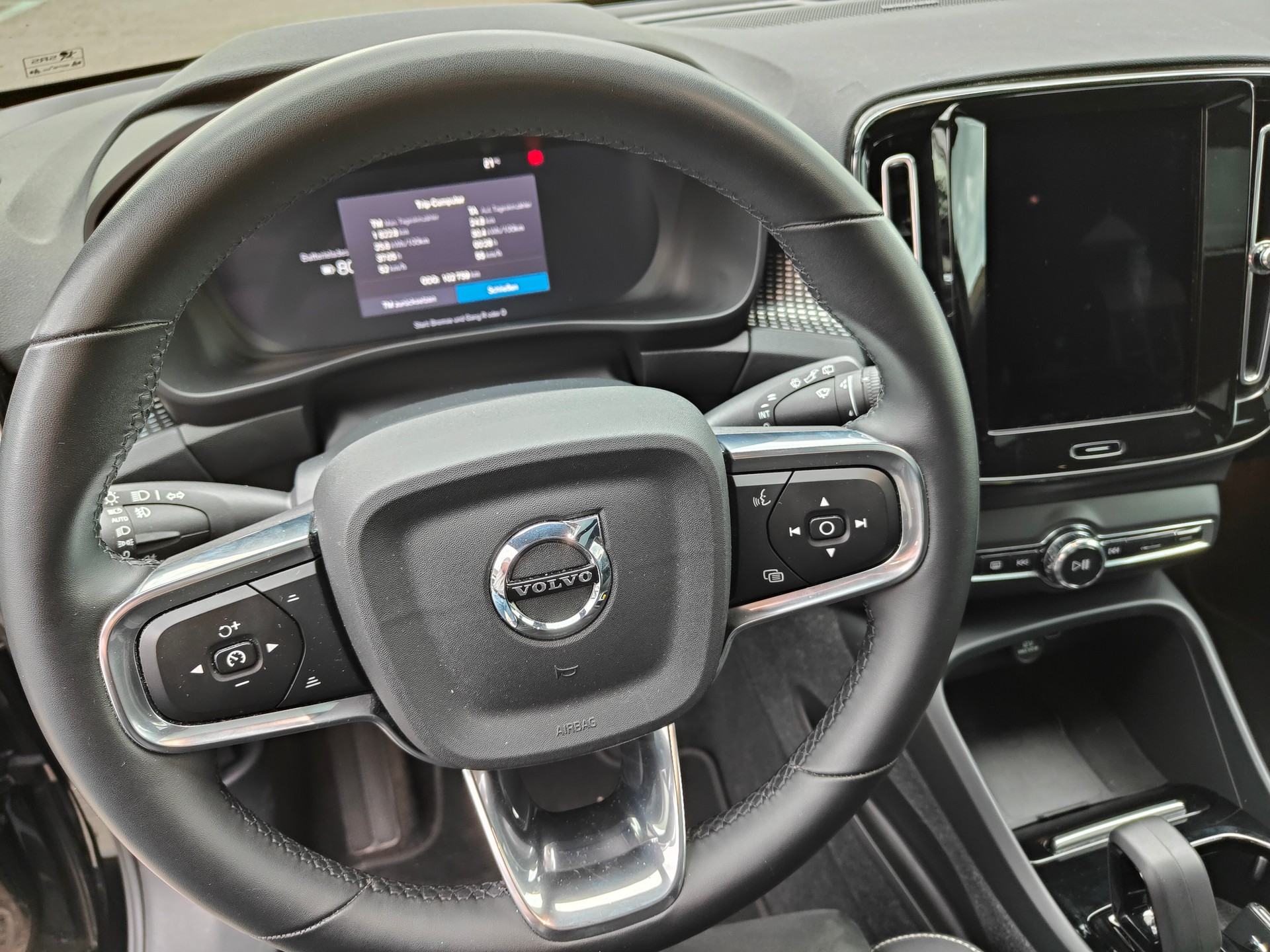 VOLVO XC40 P8 Twin Pro AWD-image-10