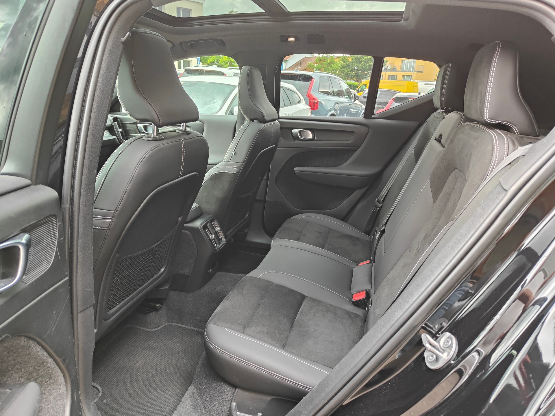 VOLVO XC40 P8 Twin Pro AWD-image-12