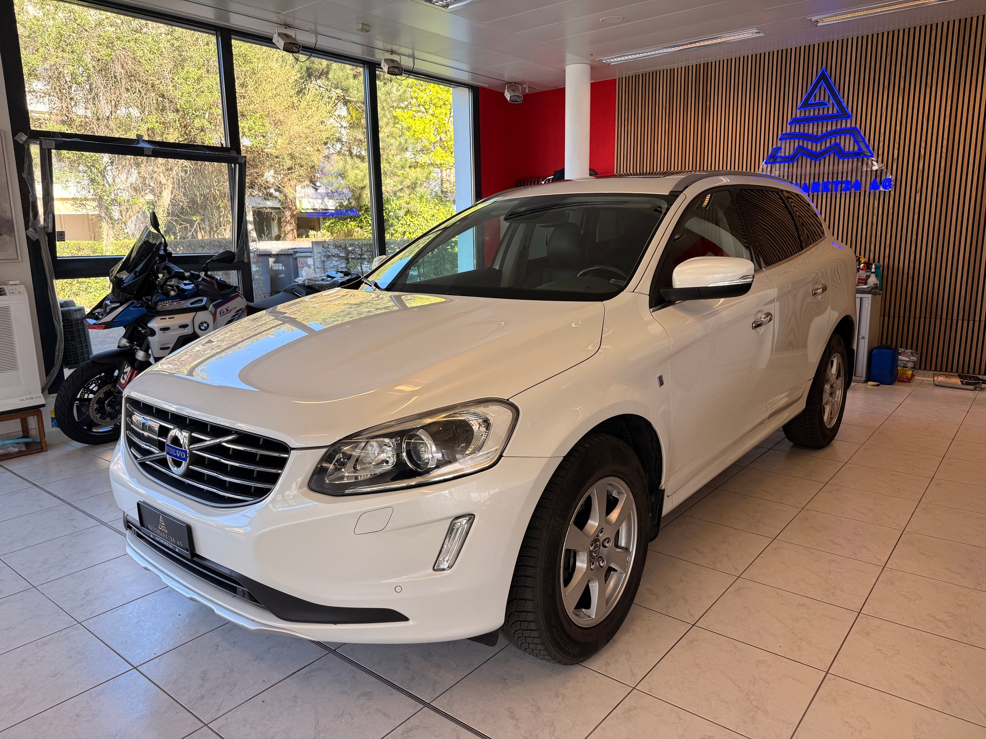 VOLVO XC60 2.0 D4 Ocean Race-image-2