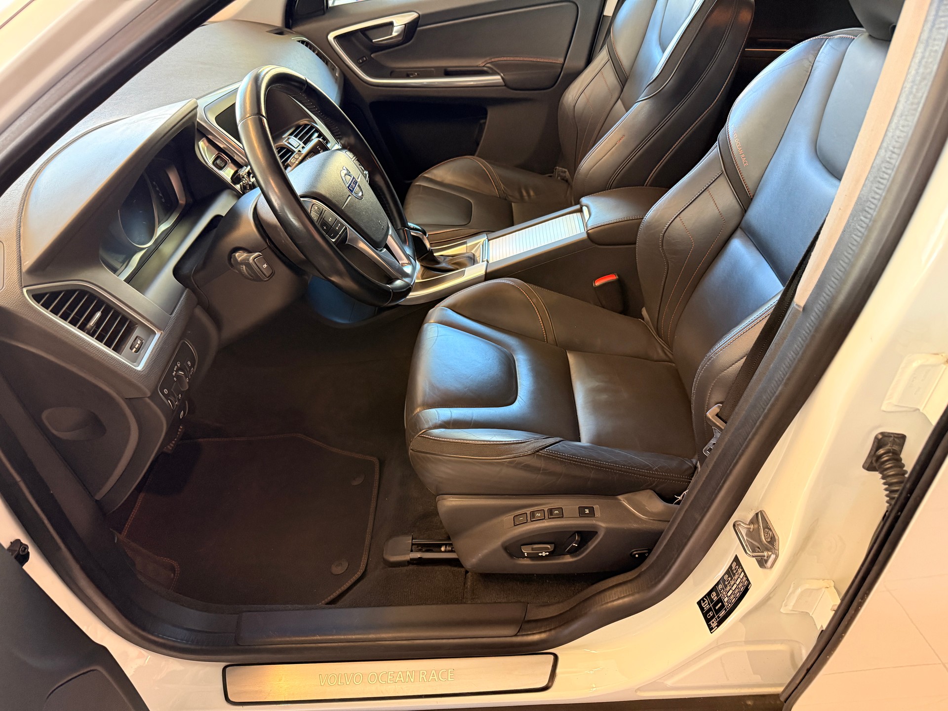 VOLVO XC60 2.0 D4 Ocean Race-image-3