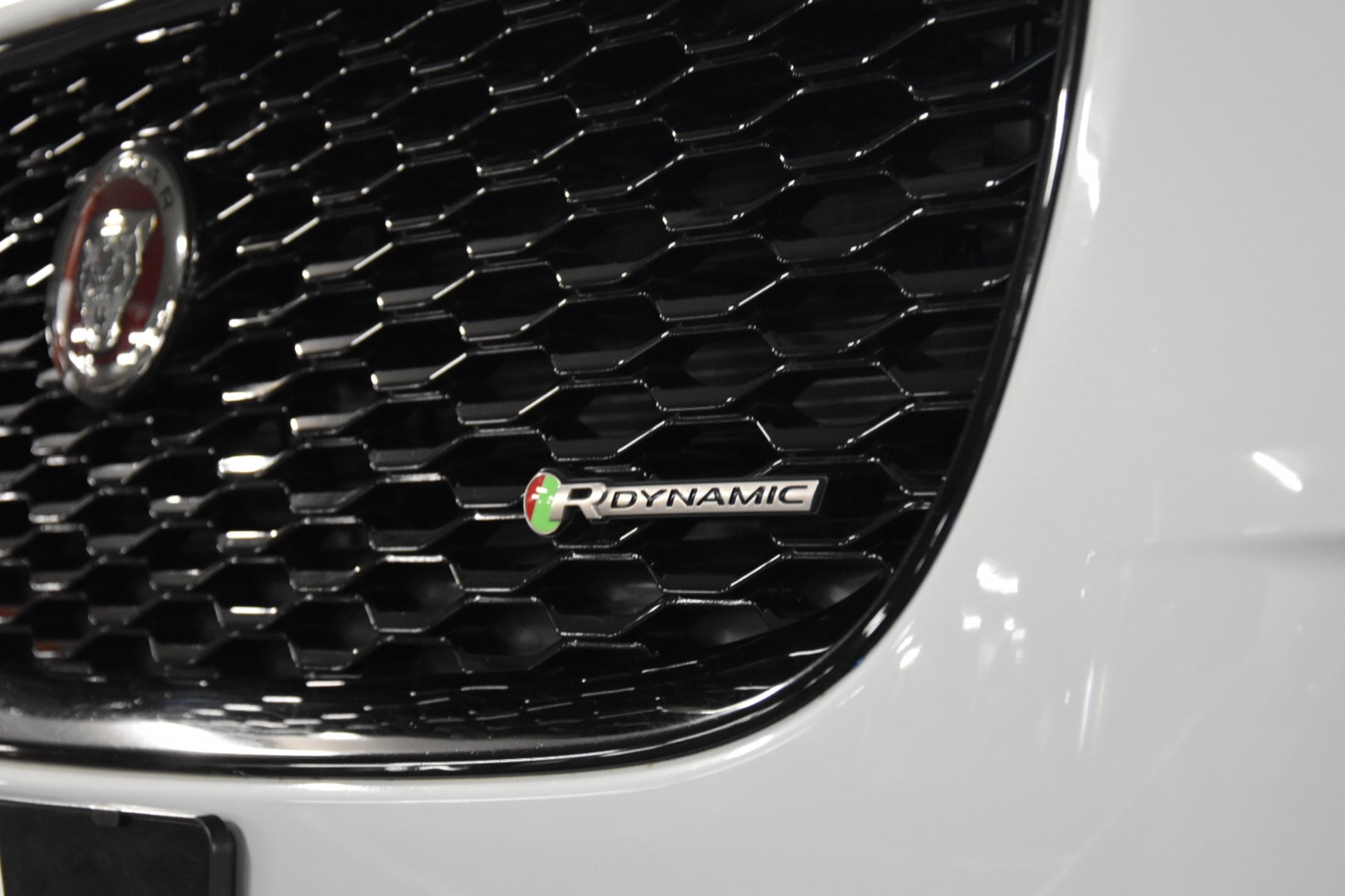 JAGUAR E-Pace 2.0 P250 R-Dynamic S AWD Automatik-showroom-element-2