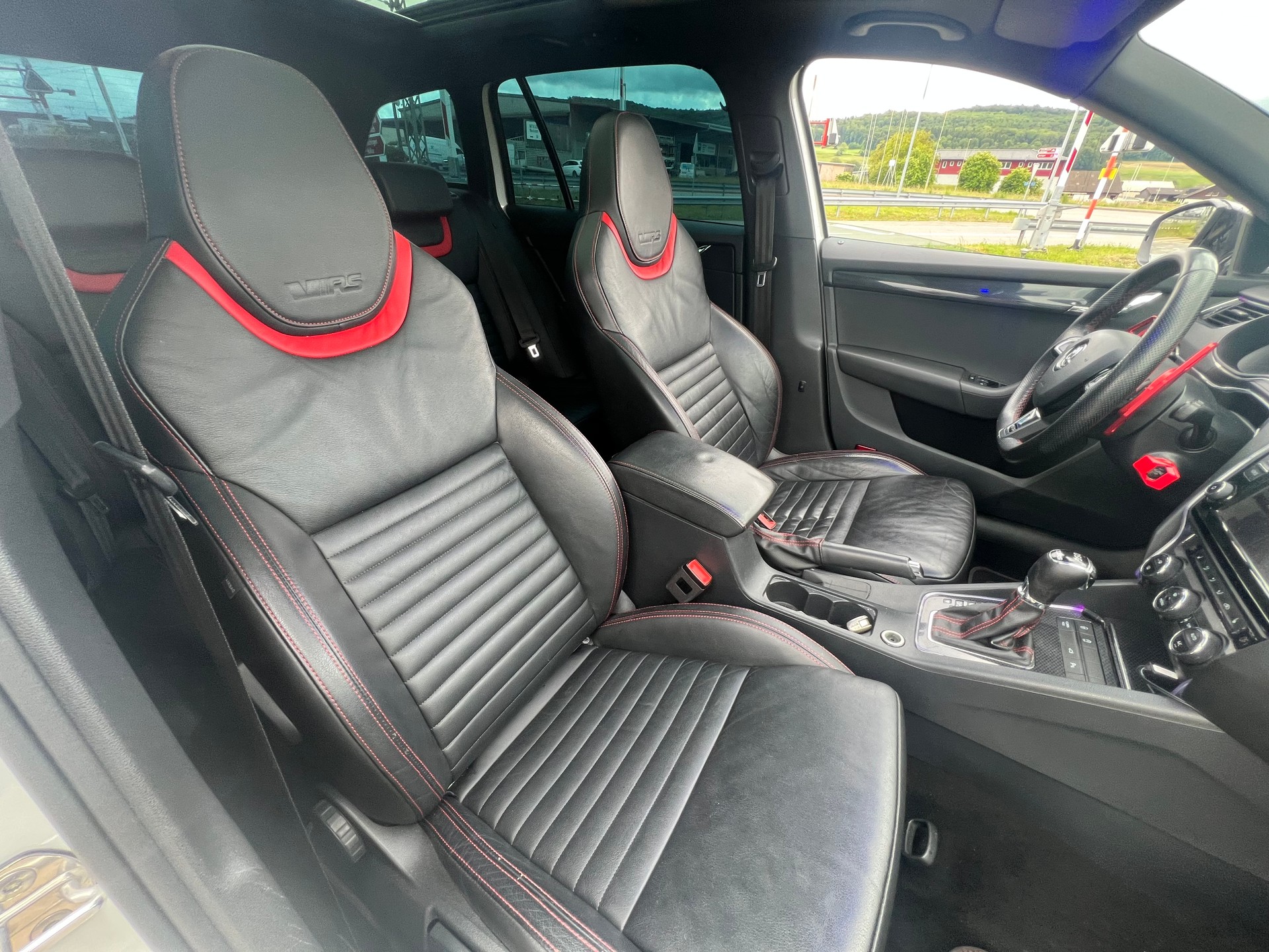 SKODA Octavia Combi 2.0 TDI RS DSG-image-12