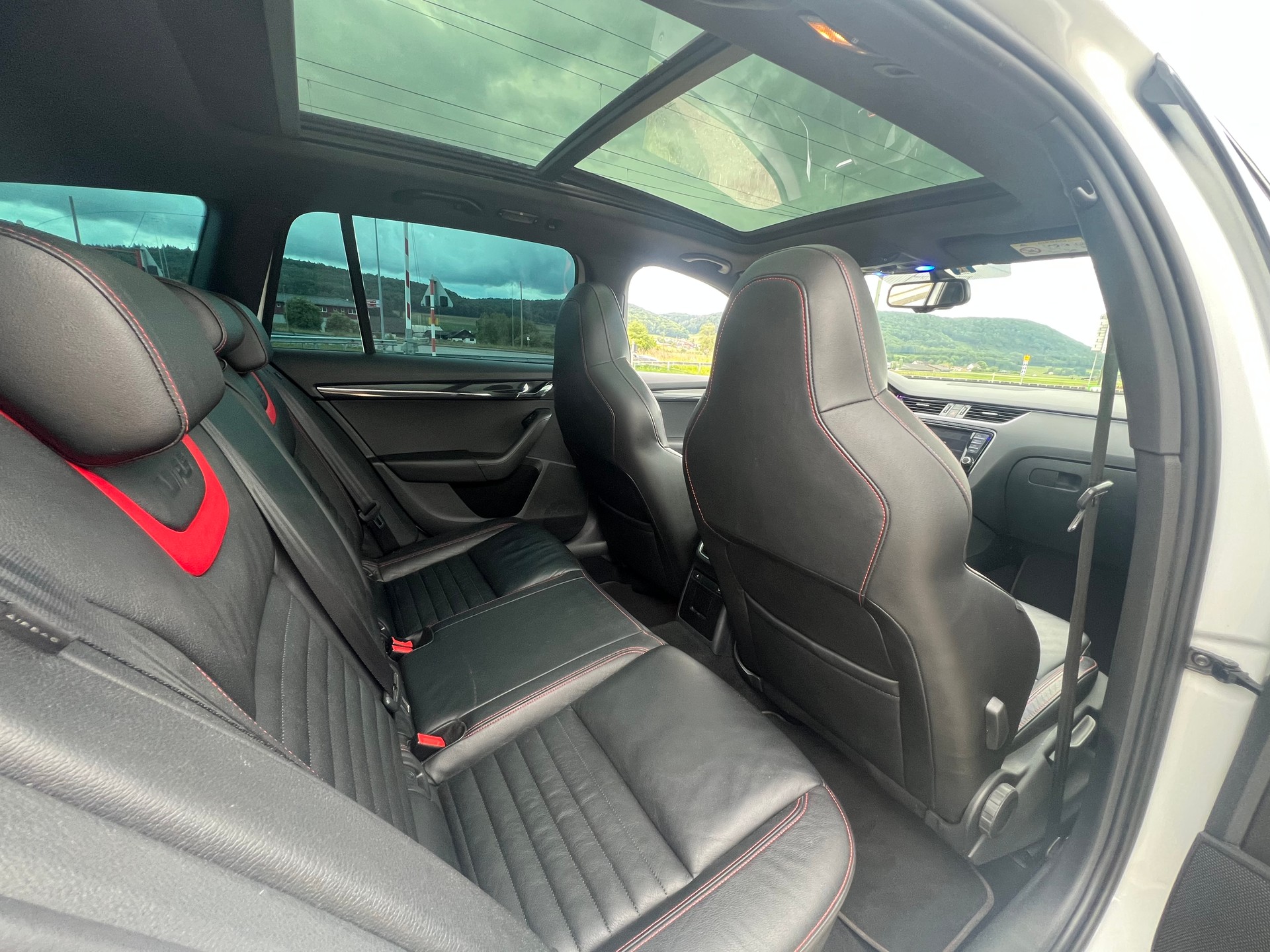 SKODA Octavia Combi 2.0 TDI RS DSG-image-11