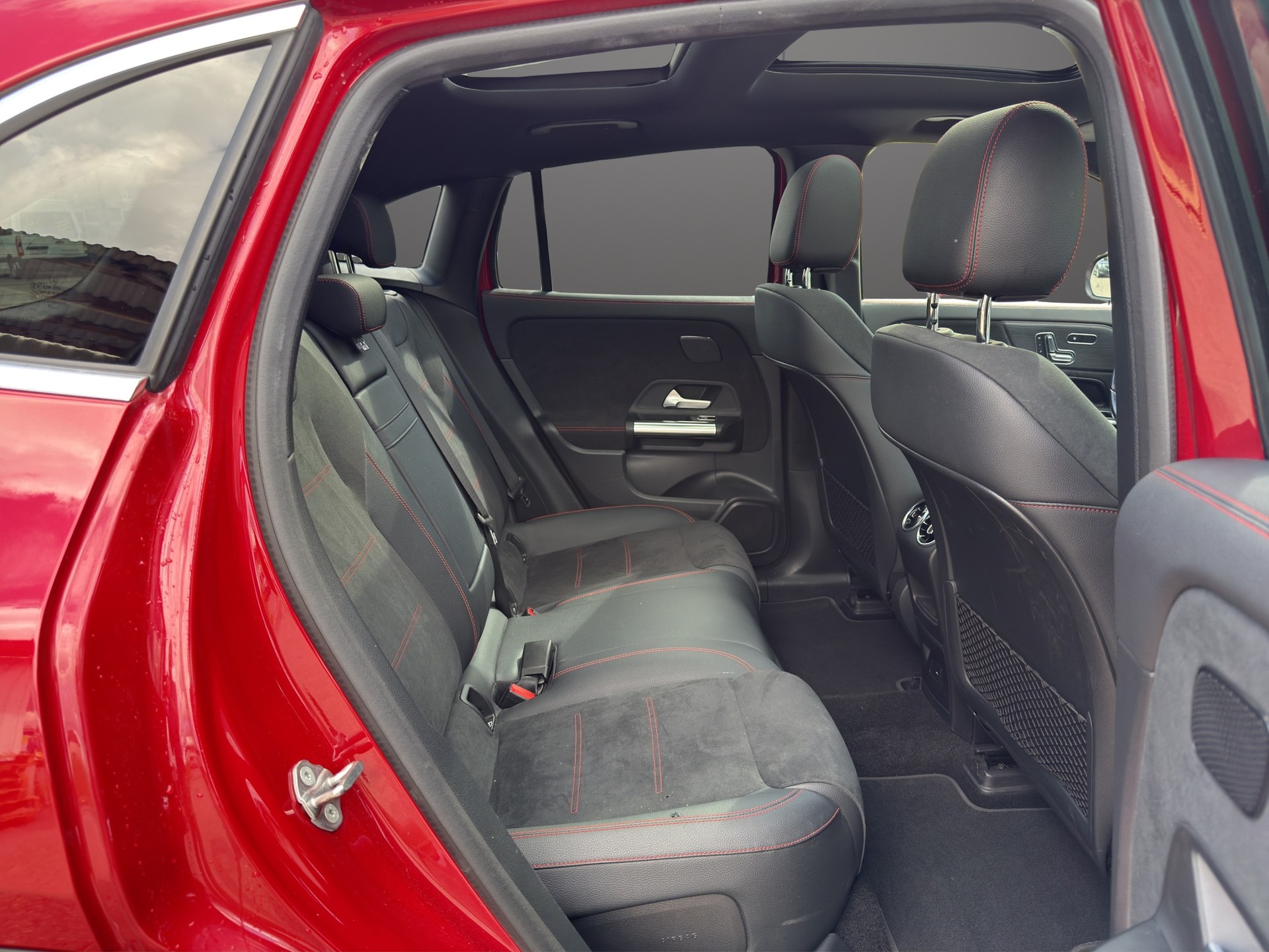 MERCEDES-BENZ EQA 350 AMG Line 4Matic * CH Fahrzeug *-image-13
