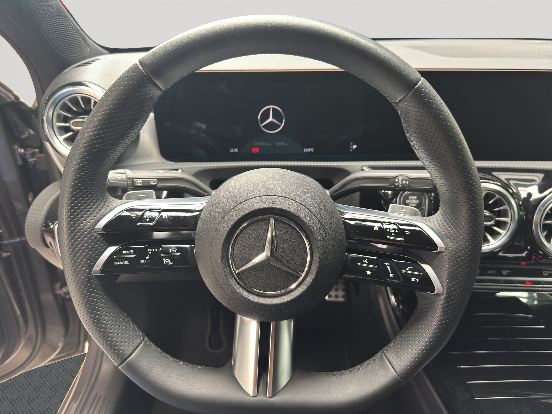 MERCEDES-BENZ A 200 AMG Line Night-image-8