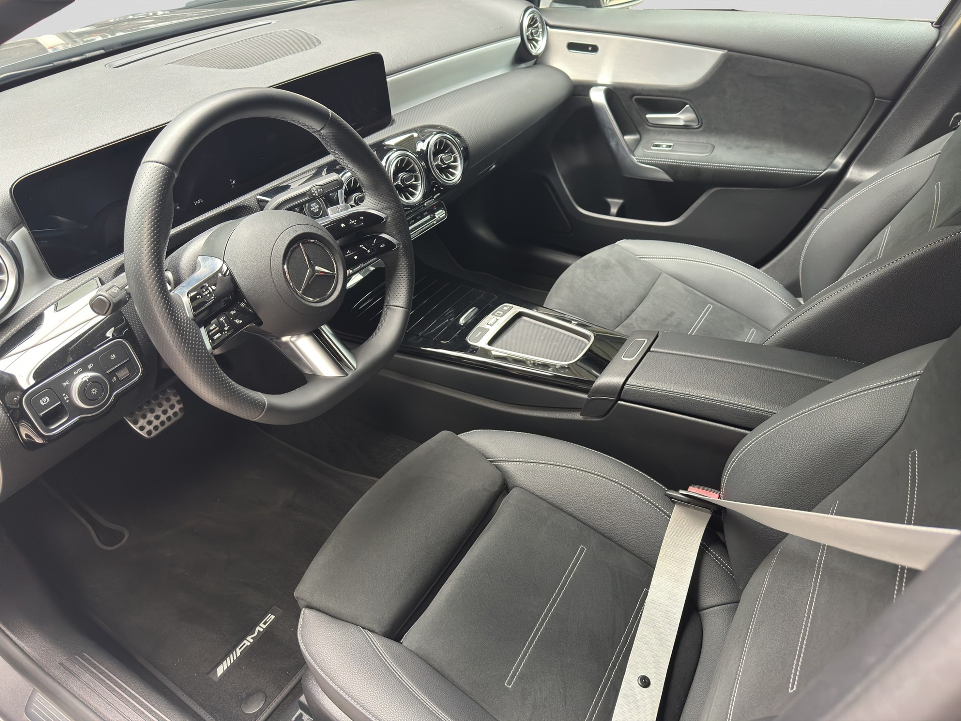 MERCEDES-BENZ A 200 AMG Line Night-image-5