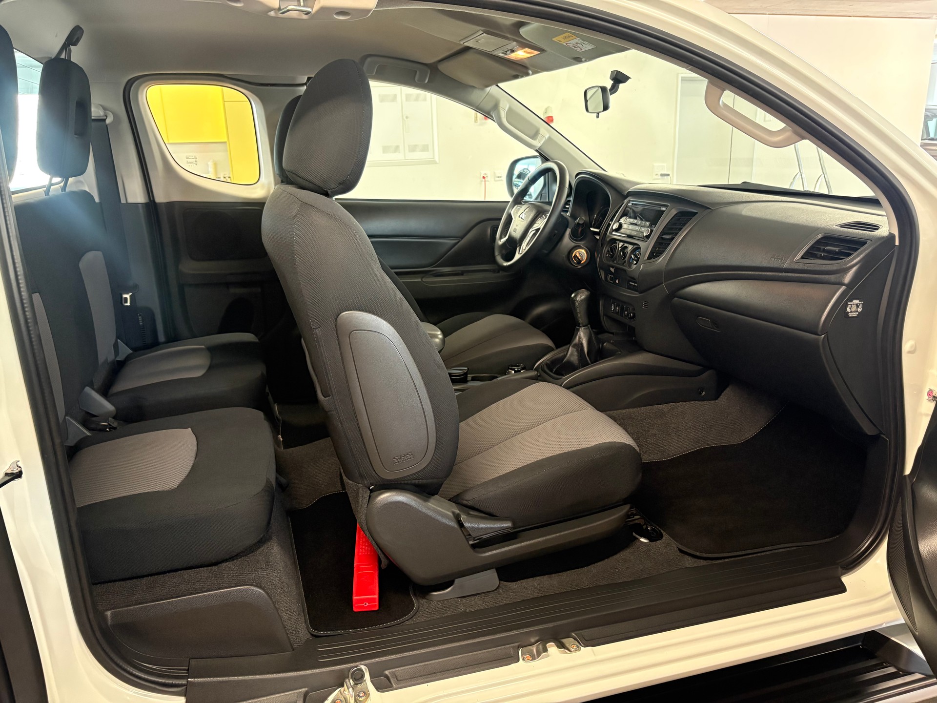 MITSUBISHI L 200 2.2 Value Club Cab-image-9