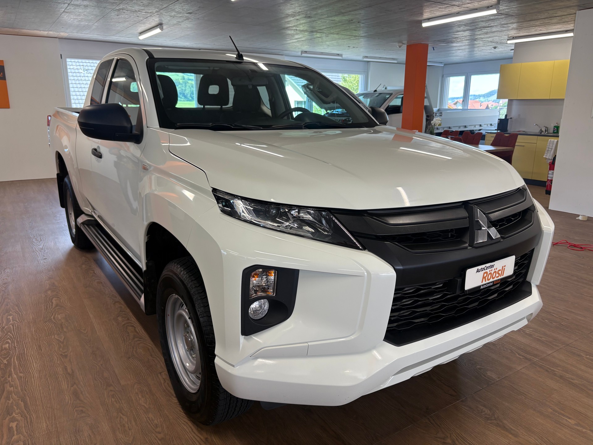 MITSUBISHI L 200 2.2 Value Club Cab-image-2