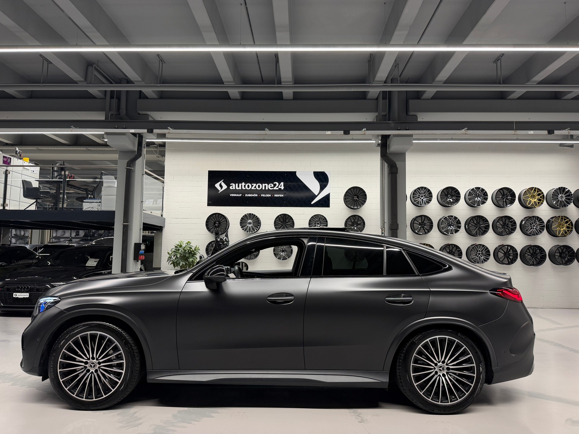 MERCEDES-BENZ GLC 300 AMG Line 4matic Coupé *CH-Auto*Sonderlackierung Manufaktur magno*Gratis Service*Werksgarantie bis 02.2027*-image-12