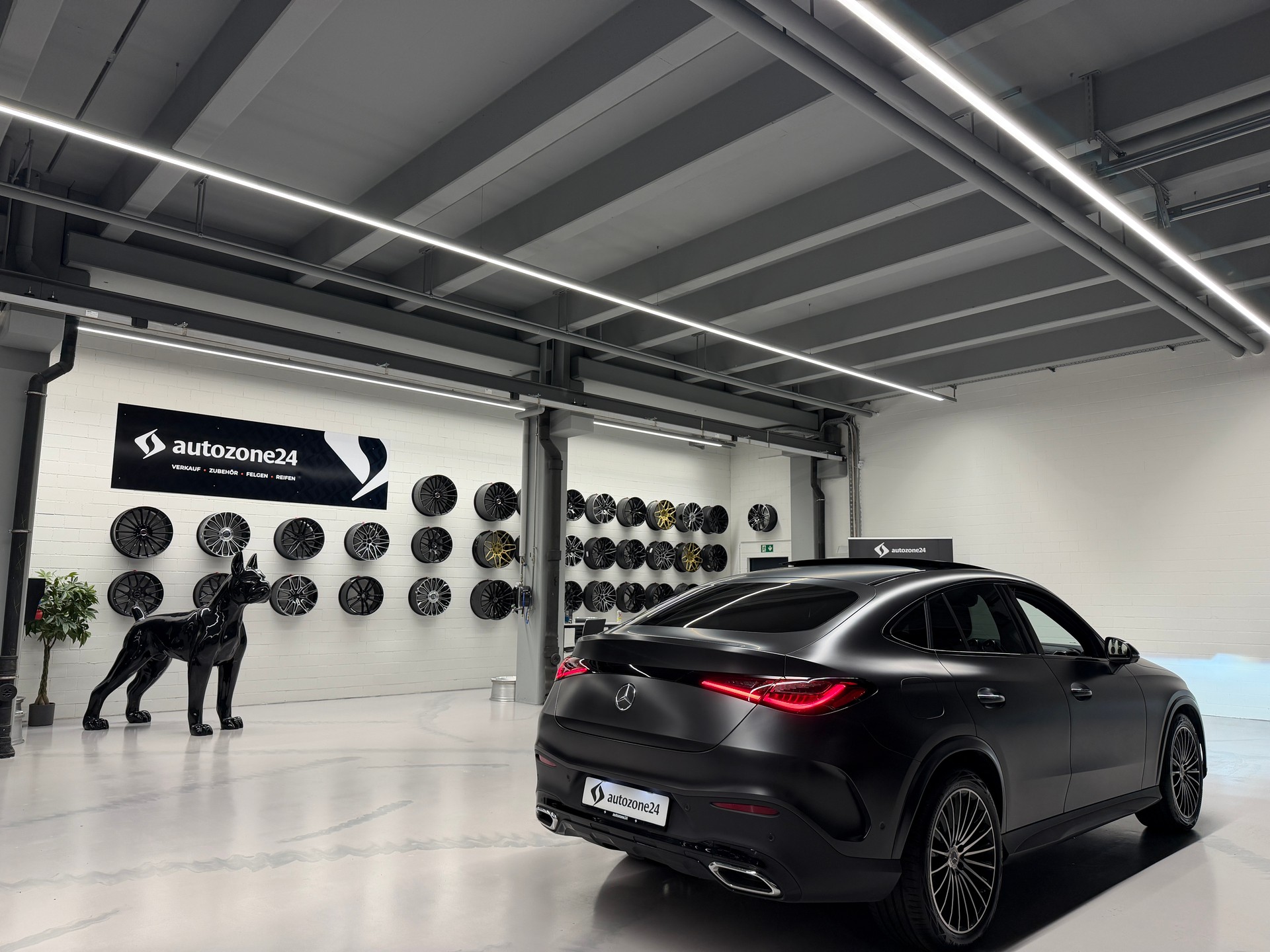 MERCEDES-BENZ GLC 300 AMG Line 4matic Coupé *CH-Auto*Sonderlackierung Manufaktur magno*Gratis Service*Werksgarantie bis 02.2027*-image-4