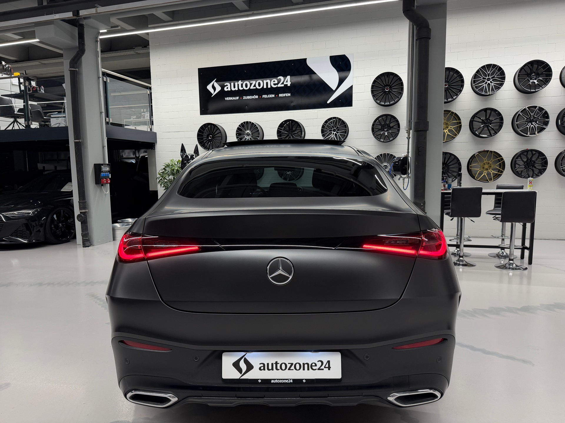 MERCEDES-BENZ GLC 300 AMG Line 4matic Coupé *CH-Auto*Sonderlackierung Manufaktur magno*Gratis Service*Werksgarantie bis 02.2027*-image-6