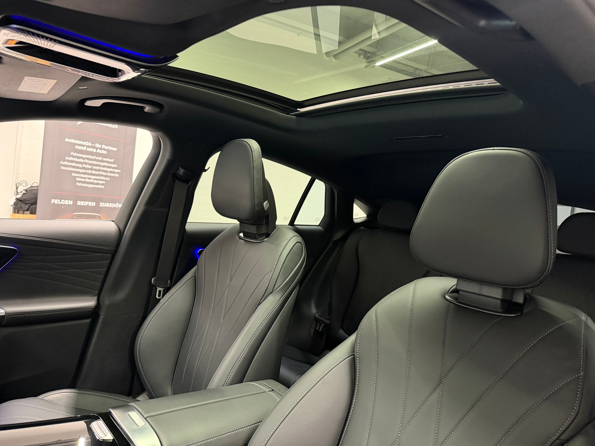 MERCEDES-BENZ GLC 300 AMG Line 4matic Coupé *CH-Auto*Sonderlackierung Manufaktur magno*Gratis Service*Werksgarantie bis 02.2027*-image-18